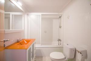 łazienka z prysznicem, toaletą i umywalką w obiekcie Apartamento Calpe Mediterráneo 1º línea w mieście Calpe
