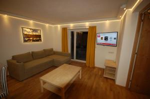 TV a/nebo společenská místnost v ubytování Alpenmond Appartment Halbmond