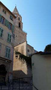 Un edificio con una torre de reloj en la parte superior. en Le Couvent du Vieux Port, en Marsella