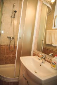 uma casa de banho com um lavatório e um chuveiro em Guesthouse Marija em Lopar