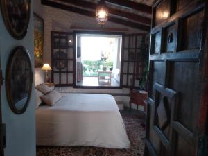 a bedroom with a white bed and a window at Apartamento con terraza y vistas al mar in Burriana +41 photos