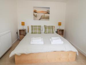 1 dormitorio con 1 cama grande y 2 mesitas de noche en 7 Bogan, en Eyemouth