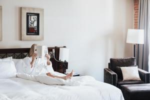 Postel nebo postele na pokoji v ubytování Hotel Nelligan