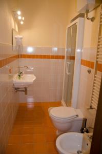 a bathroom with a toilet and a sink at volterracentro in Volterra