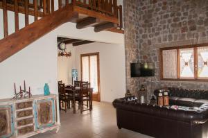 a living room with a couch and a table at Villa Argie in Nea Epidavros