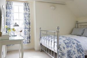 Un dormitorio con una cama y un escritorio y una ventana. en Albany House, Whitby, en Whitby