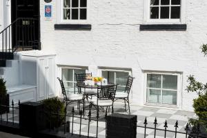 Un patio con una mesa y sillas frente a un edificio. en Albany House, Whitby, en Whitby