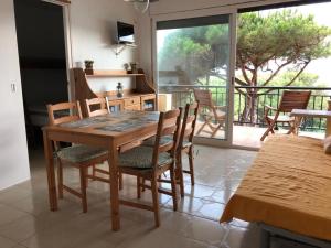 - une salle à manger avec une table et des chaises en bois dans l'établissement Senya salvi 12, à Sant Feliu de Guíxols