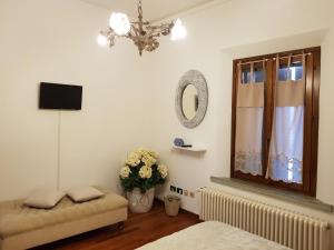 un soggiorno con divano e finestra di B&B Tenuta Madiba a Ravenna
