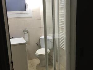 La petite salle de bains est pourvue de toilettes et d'un lavabo. dans l'établissement Senya salvi 12, à Sant Feliu de Guíxols