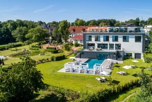 an aerial view of a house with a swimming pool at Romantik Hotel Schwanefeld & Spa in Meerane