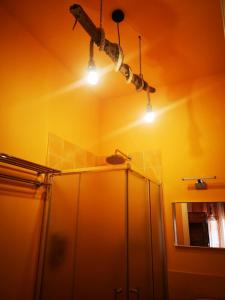 un soffitto con due luci sopra un armadio di Trapani Destinations b&b a Trapani