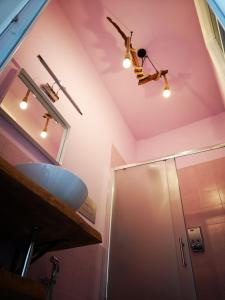 La salle de bains est pourvue d'un lavabo et d'un miroir. dans l'établissement Trapani Destinations b&b, à Trapani