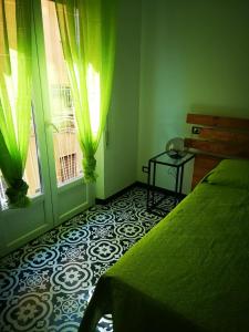 una camera con letto e finestra di Trapani Destinations b&b a Trapani