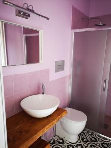 bagno con lavandino e servizi igienici di Trapani Destinations b&b a Trapani