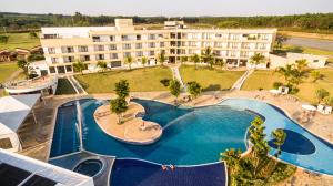 vista aerea di un resort con ampia piscina di Ramada by Wyndham Furnaspark a Formiga