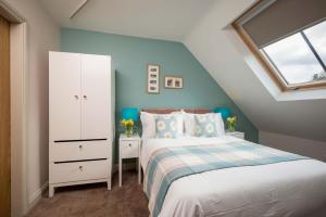 1 dormitorio con 1 cama y armario blanco en Limber View, en Grosmont