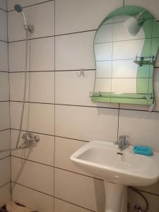 W łazience znajduje się umywalka i lustro. w obiekcie Nino's Holiday Appartment w Bordżomi