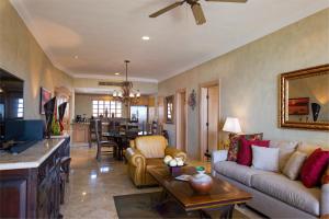 uma sala de estar com um sofá e uma mesa em Villa la Estancia Beach Resort & Spa em Cabo San Lucas
