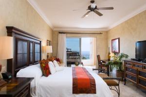 卡波聖盧卡斯的住宿－埃斯坦西亞海灘SPA度假村，一间卧室配有一张大床和电视