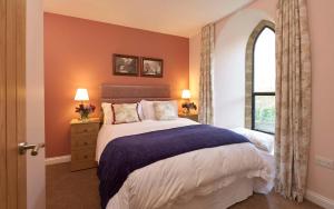 um quarto com uma cama grande e uma janela em Preacher's Rest em Grosmont