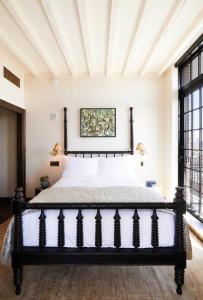 Giường trong phòng chung tại The Ludlow Hotel