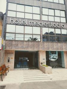 ein Hotel-Mexiko-Schild auf der Vorderseite eines Gebäudes in der Unterkunft Hotel Med Estadio in Medellín