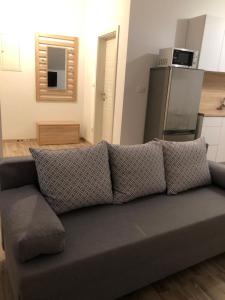 een bank met kussens in de keuken bij Ideal Holiday Apartment 1 in Tribunj