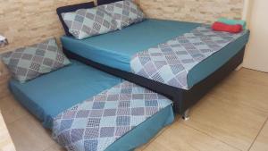 2 aparte bedden naast elkaar in een kamer bij Loft Aconchegante em Petrópolis in Petrópolis +42 foto's