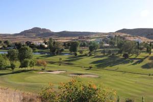 ラス・ガビアスにあるimpulsogolfのリゾートのゴルフコースの景色を望めます。