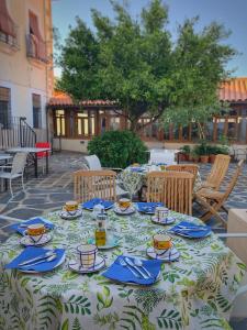 uma mesa com pratos de comida num pátio em Hotel Rural La Casa De Pasarón em Pasarón