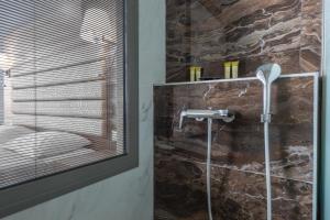 Ένα μπάνιο στο Dionysos Hotel & Suites
