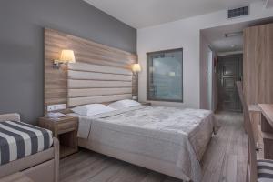 Ένα ή περισσότερα κρεβάτια σε δωμάτιο στο Dionysos Hotel & Suites