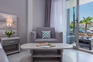 Posezení v ubytování Dionysos Hotel & Suites + 37 fotografií