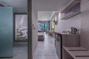 Η κουζίνα ή μικρή κουζίνα στο Dionysos Hotel & Suites