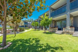 Κήπος έξω από το Dionysos Hotel & Suites