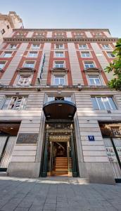 een groot gebouw met een deur naar binnen bij Hotel Hernán Cortés in Gijón