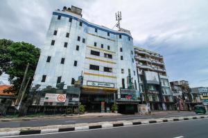 wysoki budynek po stronie ulicy w obiekcie Green Palace Colombo w Kolombo