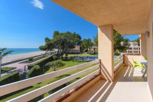 a balcony with a view of the beach at Residencial Guardamar Zeus in Miami Platja