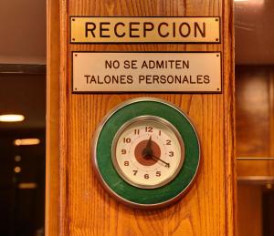 De lobby of receptie bij Hotel Hernán Cortés