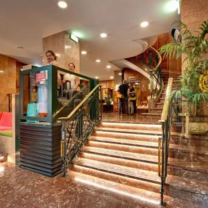 een trap in een gebouw met mensen bij Hotel Hernán Cortés in Gijón