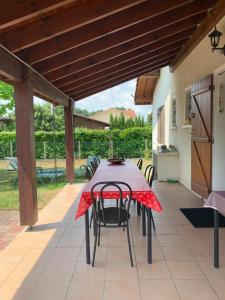 d'une terrasse avec une table et des chaises. dans l'établissement Mimi et J Claude, à Sanguinet