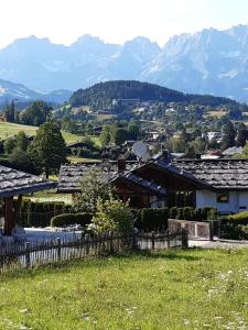 Vista generica sulle montagne o vista sulle montagne dall'interno of country house