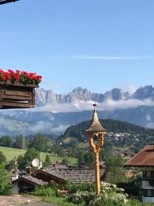 Vista generica sulle montagne o vista sulle montagne dall'interno of country house