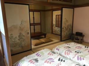 a bedroom with two beds in a room at Nikko - House / Vacation STAY 40938 in Nikko