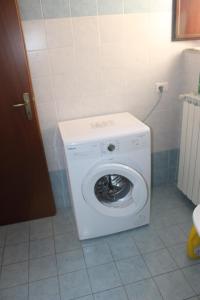een wasmachine en droger in een kleine badkamer bij B&B A Due Passi in San Carlo