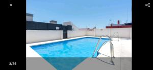 basen na dachu budynku w obiekcie Stylish Apartment in the heart of Málaga with Pool w Maladze