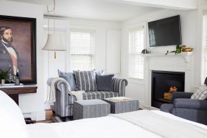 uma sala de estar com duas cadeiras e uma lareira em Eben House em Provincetown