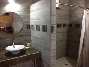 y baño con lavabo y espejo. en Guest House Nativo - Charming, Cozy & Affordable, en Valle de Guadalupe