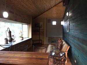 una sala de estar con un sofá y una mesa en Guest House Nativo - Charming, Cozy & Affordable, en Valle de Guadalupe 4 fotos más